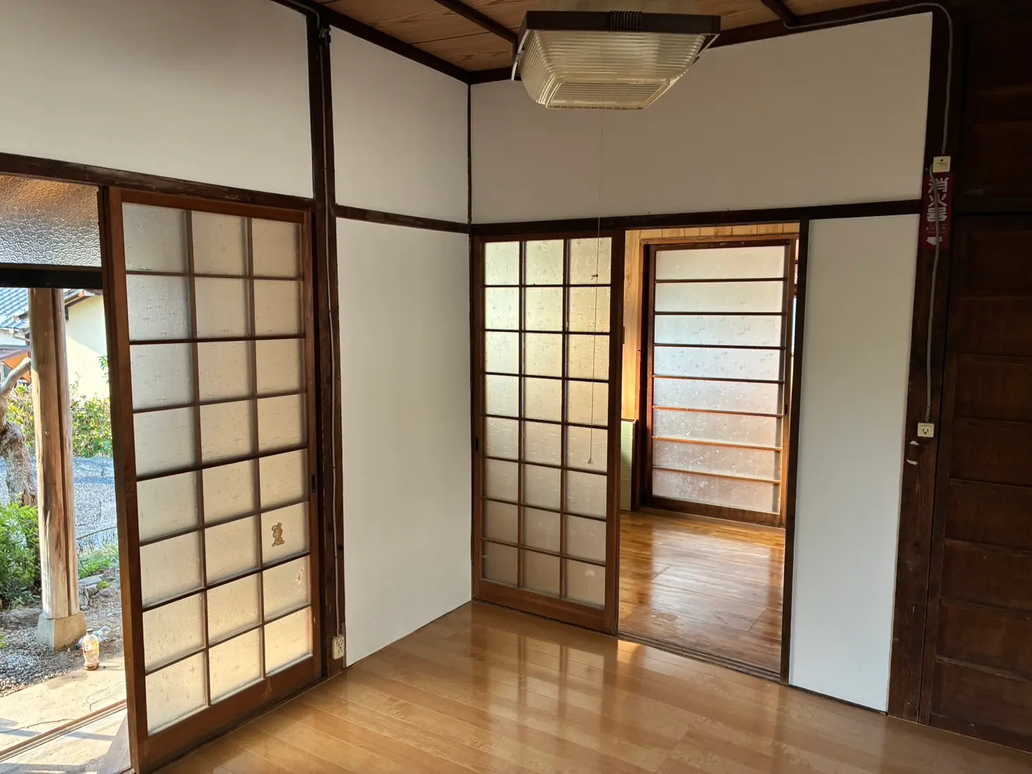 内装リフォーム後の居室（庭側）