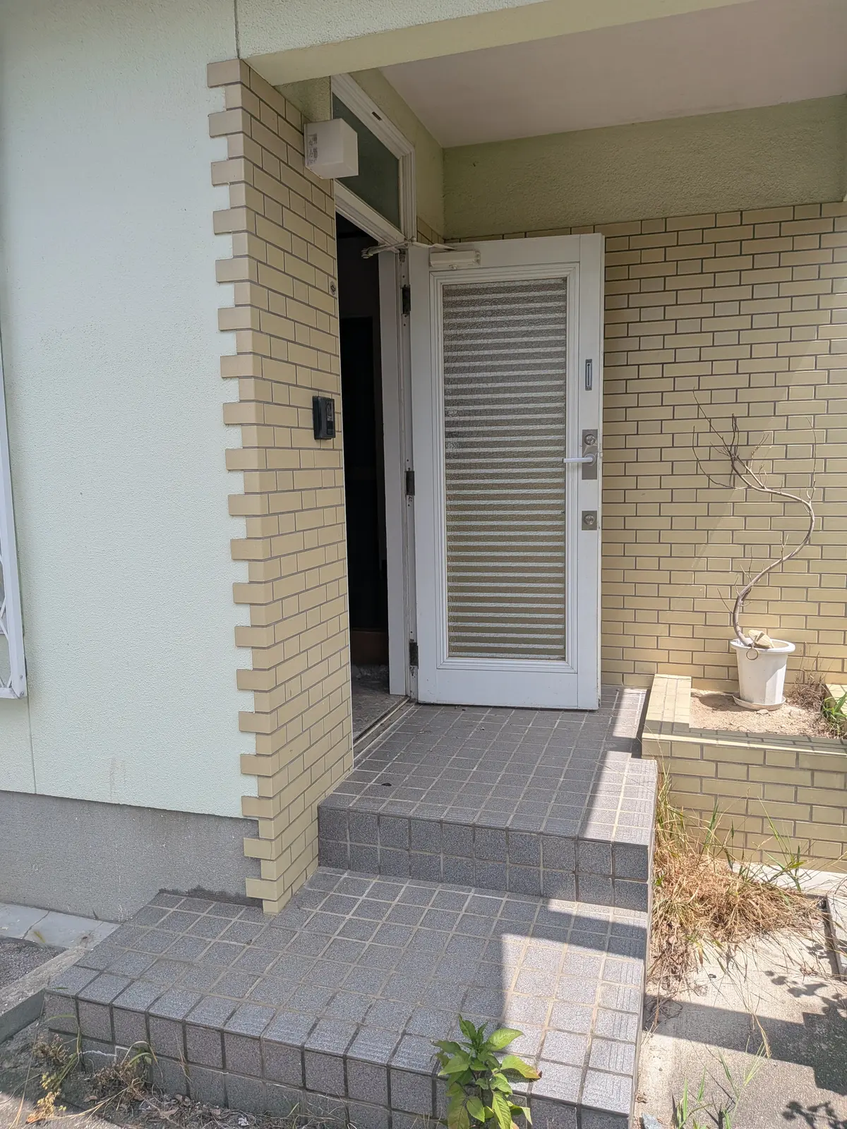 飯塚市伊岐須の戸建て外観（玄関ポーチ）