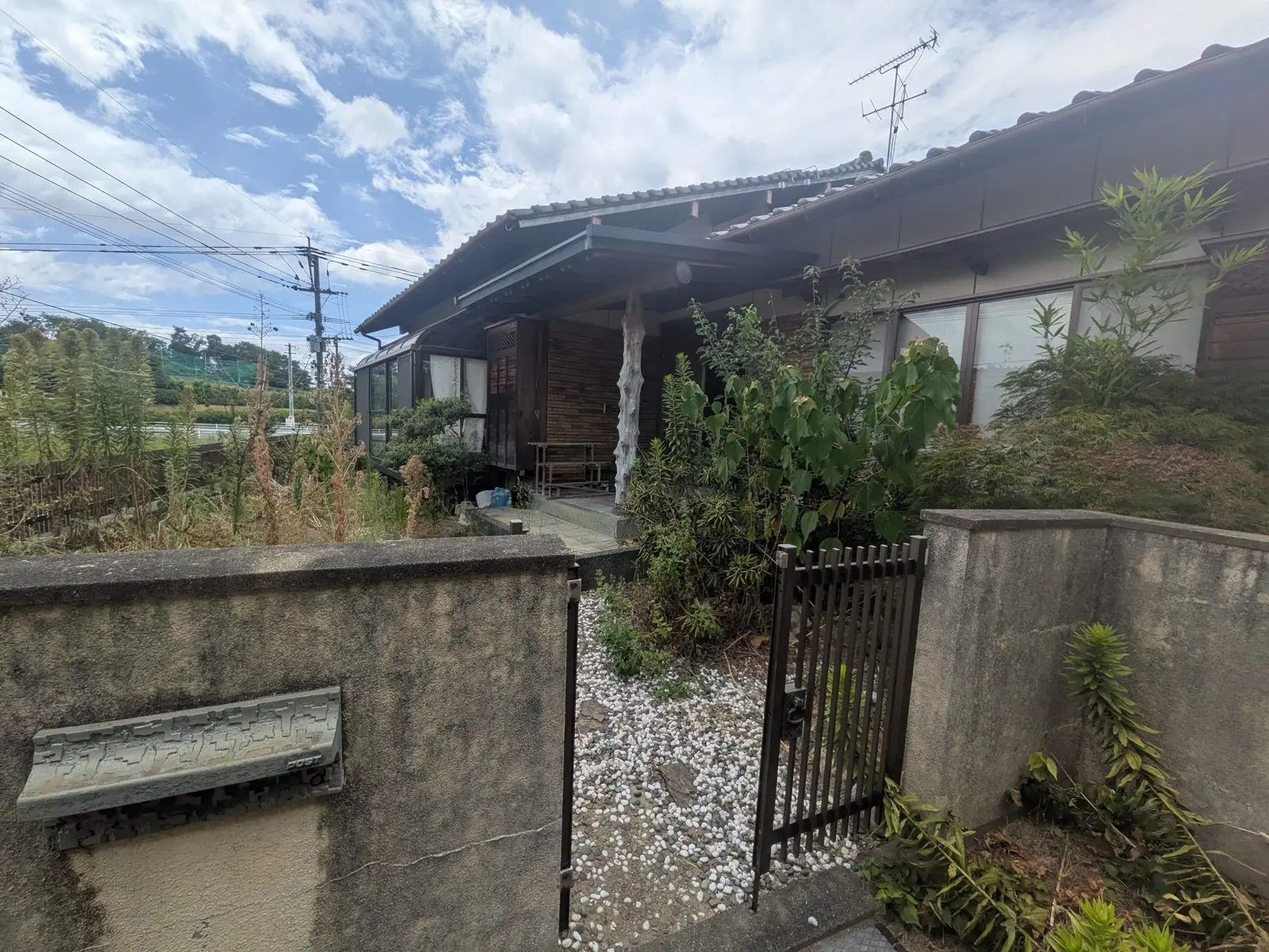 香春町中津原の平屋外観（門から）